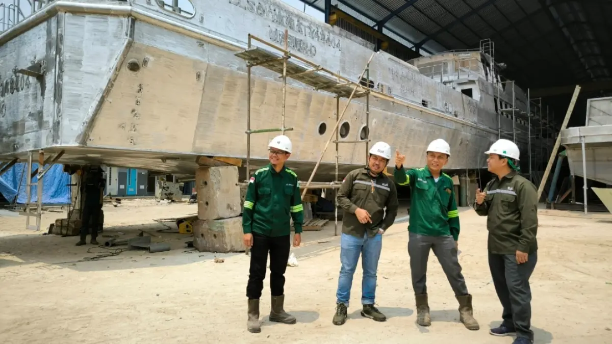 Optimistis Meningkat: Dari Kanan: Wawan Heri Purnomo, Heri Kurniawan, Sentono Fristian Yhulis Tianto dan Soegeng Riyadi menjelaskan, order kapal dari berbagai jenis terus meningkat. Sebab itu, Orela Shipyard, anak usaha ELPI, akan meningkatkan kapasitas produksi hingga 450 ton per bulan di tahun 2027. (M. Afiq Firdaus/Radar Surabaya) 