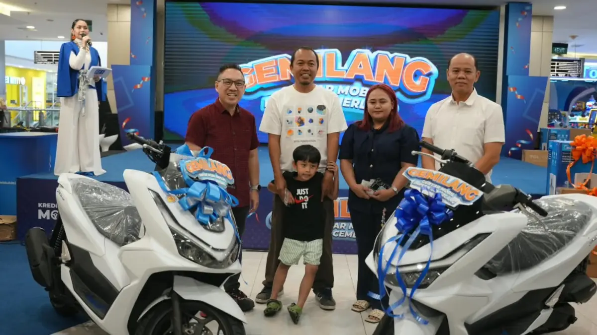 BERUNTUNG: Penyerahan hadiah undian gemilang di Surabaya oleh BFI Finance.(IST/RADAR SURABAYA)