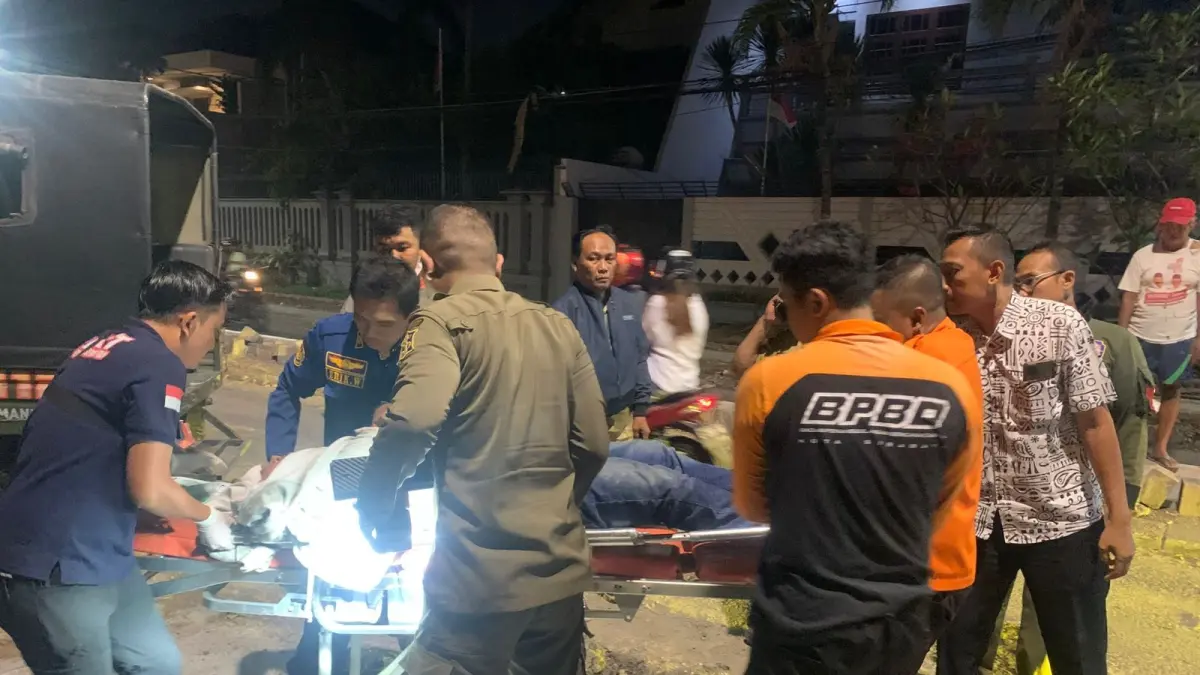 GERAK CEPAT: Penanganan kegawatdaruratan yang dilakukan petugas BPBD Surabaya. (IST)