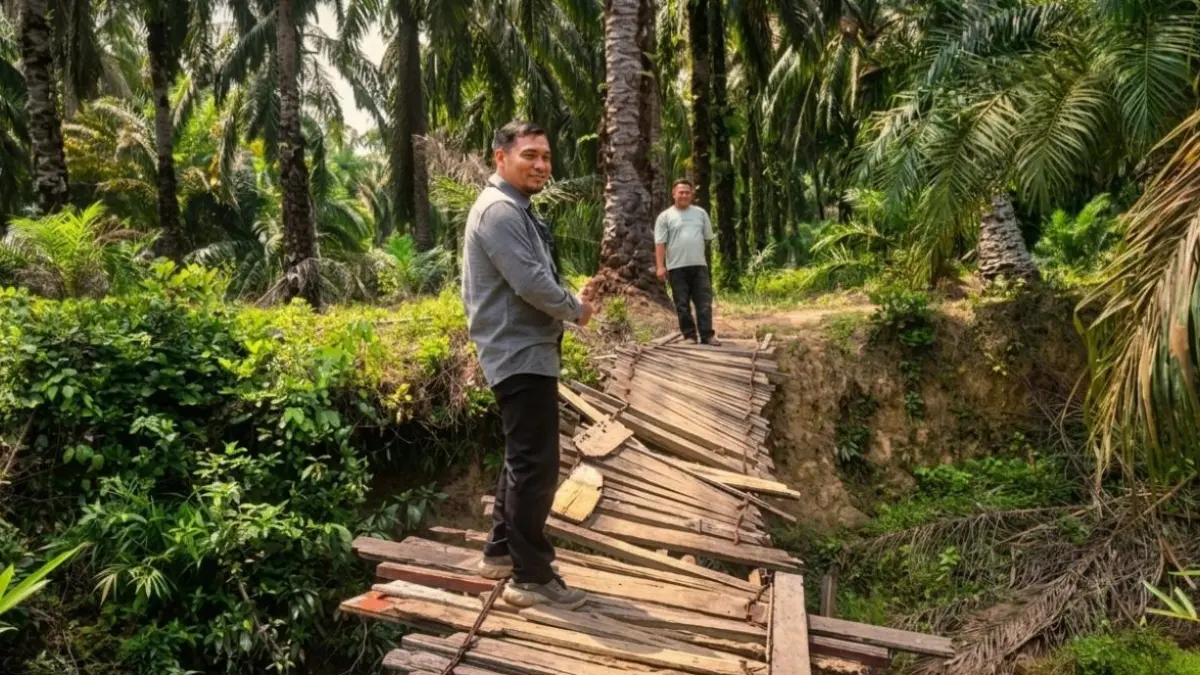 PEDULI: Kepala Unit BRI Sigambal, Branch Office BRI Rantau Prapat, Sumatera Utara M A Hasibuan memilih untuk lebih dekat dengan masyarakat.