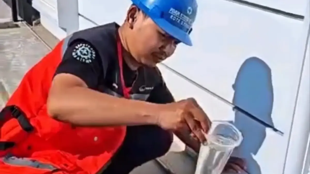 Petugas PAM Surya Sembada Surabaya mengecek kualitas bahan baku air. (IST)