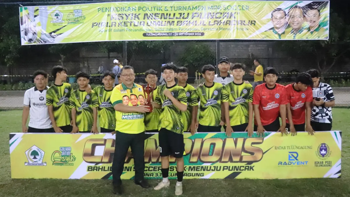 SEMRINGAH: Ketua DPD Partai Golkar Jawa Timur Ali Mufthi menyerahkan piala juara 1 Bahlil Mini Soccer Asyik Menuju Puncak Zona 3 Tulungagung pada tim SMAN 1 Kauman usai partai final yang menegangkan pada, Selasa malam (8/9). (DEVRAT RAMANDA/RADAR TULUNGAGUNG)