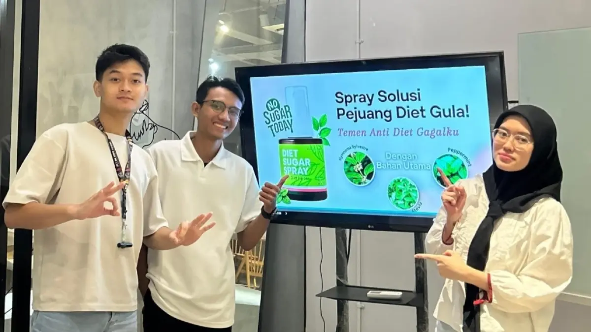 Tiga mahasiswa ITS pengembang Vityuu Mouth Spray, dari kiri, Muhammad Nadhif Ikmalsyah, Kevin Ananta Marga, dan Naila Zanuba Mustikaningrum. ( istimewa) 