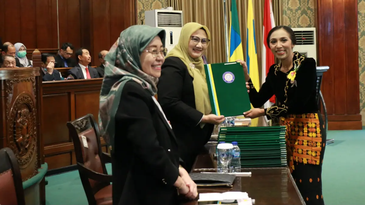 BERSYUKUR: Dokter Apolonia Berenika Badu, Sp.An-TI (kanan) saat Pelantikan Dokter Spesialis dan Subspesialis Angkatan ke-158 di Aula FK UNAIR, Selasa, 8 September 2026.