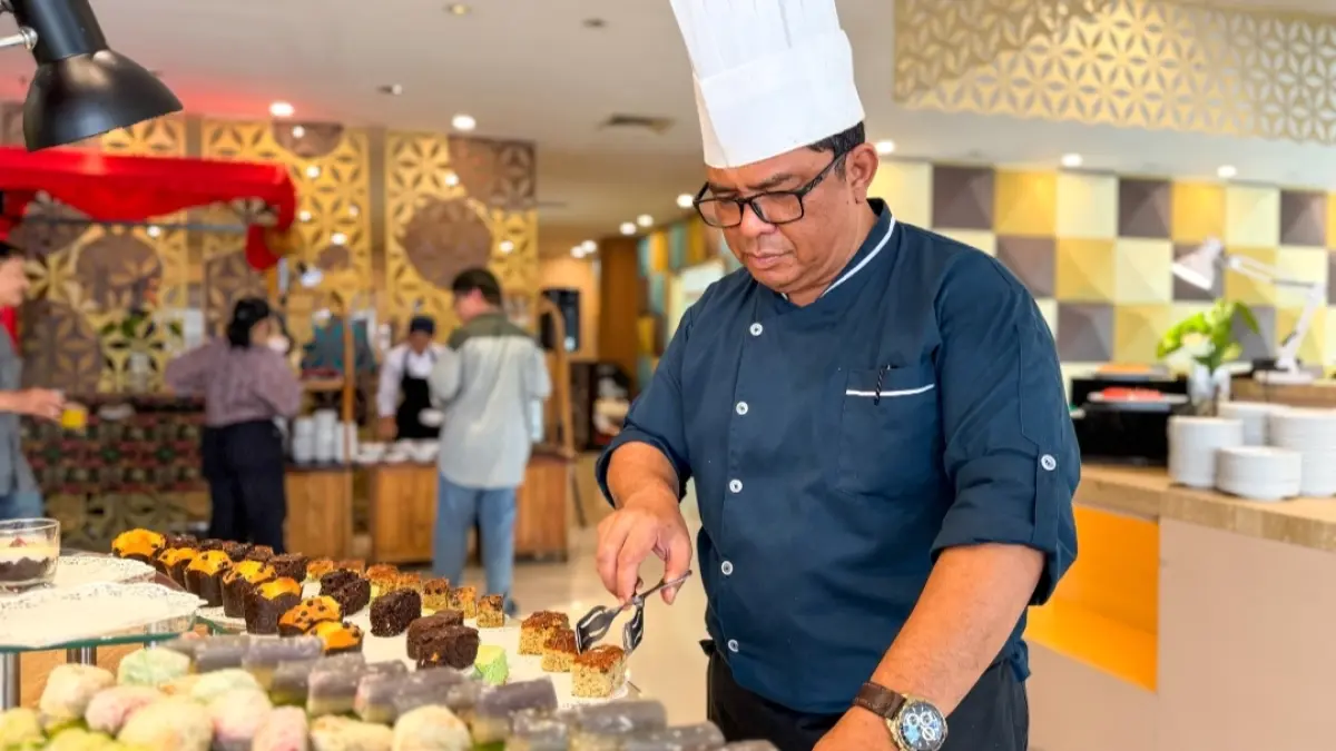 Executive Chef Crown Prince Hotel Surabaya, Fridinal menata aneka dessert sajian Wonderlunch 9.9. (Istimewa) 