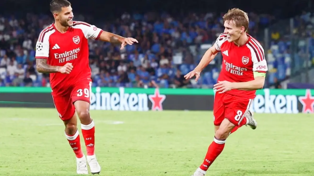Martin Odegaard (kanan) bersama Bruno Guimarães setelah mencetak gol kemenangan.(The Guardian/Guglielmo Mangiapane/Reuters