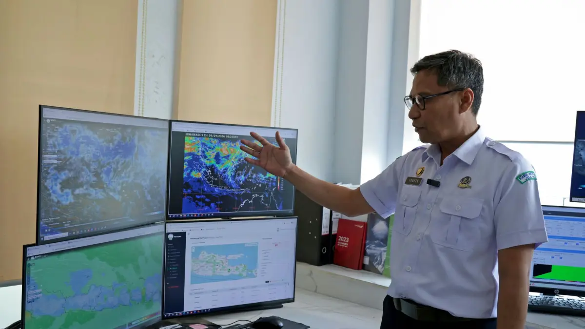 MONITORING: Petugas BMKG saat memantau kondisi cuaca di Surabaya Raya. (IST)
