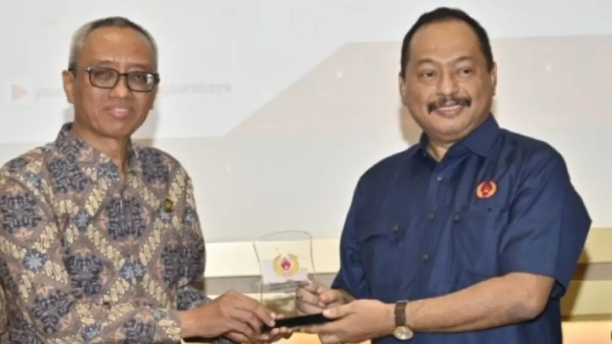 Rektor Untag Surabaya Harjo Seputro (kiri) dan Ketua Umum KONI Jatim Muhammad Nabil usai penandatanganan MoU. (Rahmat Sudrajat) 
