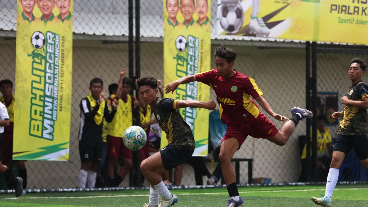 SENGIT: Aksi para pemain Bahlil Mini Soccer U-17 di laga babak penyisihan kemarin. SMAN 4 Kediri (hitam) vs SMAN 6 Kediri (merah). 