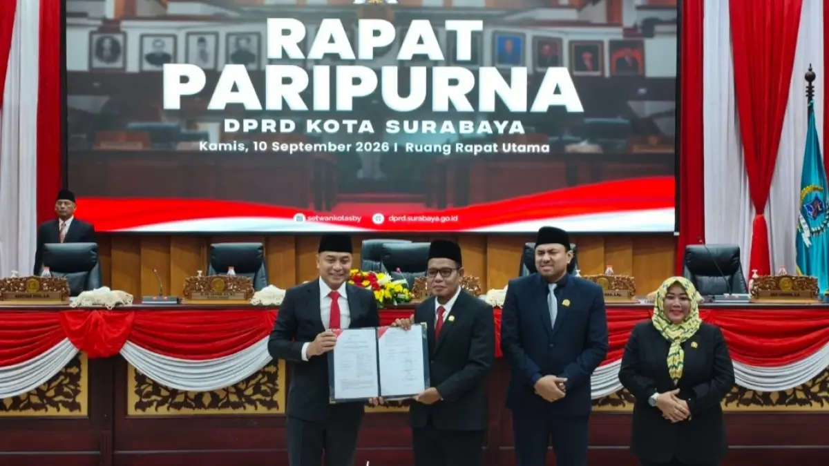 Wali Kota Surabaya Eri Cahyadi menandatangani berita acara persetujuan Rancangan Peraturan Daerah tentang Perubahan Anggaran Pendapatan dan Belanja Daerah Kota Surabaya Tahun 2026 bersama jajaran pimpinan DPRD Surabaya, Kamis (10/9). (Rahmat Sudrajat) 