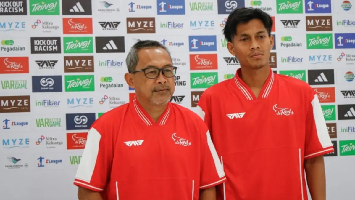 PERTANDINGAN PERTAMA: Pelatih Aji Santoso dan pemain de Red FC Wisal El Burji dalam sesi konferensi pers sebelum pertandingan di Stadion Gelora 10 Nopember, Surabaya.(Andy Satria/Radar Surabaya