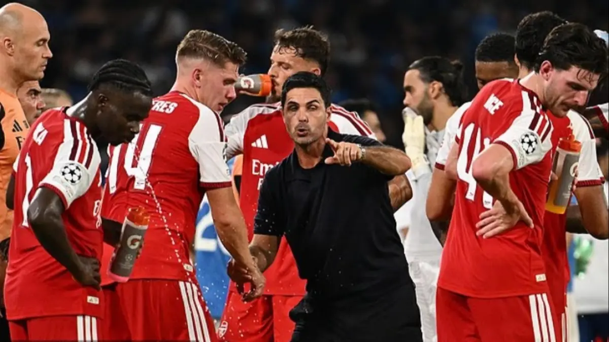 Arsenal tampil gemilang di lapangan, tetapi para staf di balik layar khawatir kehilangan pekerjaan.