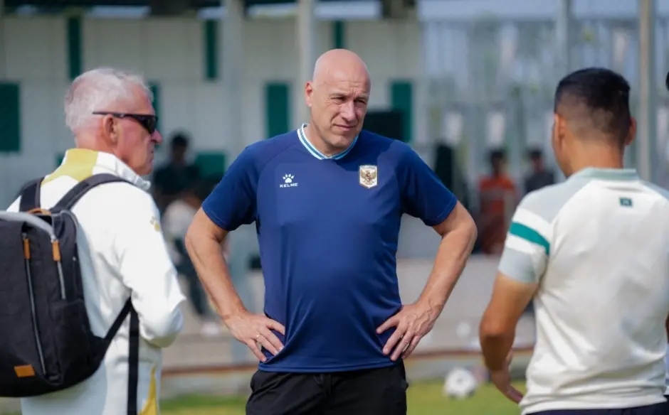 Direktur Teknik PSSI, Alexander Zwiers menyaksikan langsung jalannya kegiatan pelatihan AFC Pro di Surabaya. (Persebaya)