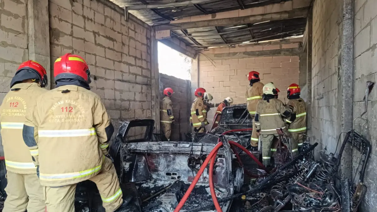 HANGUS: Nampak mobil di bengkel yang terbakar di Jalan Simo Pomahan Baru, Surabaya. Dua kebakaran terjadi di Surabaya, Sabtu (12/9).(IST/RADAR SURABAYA)