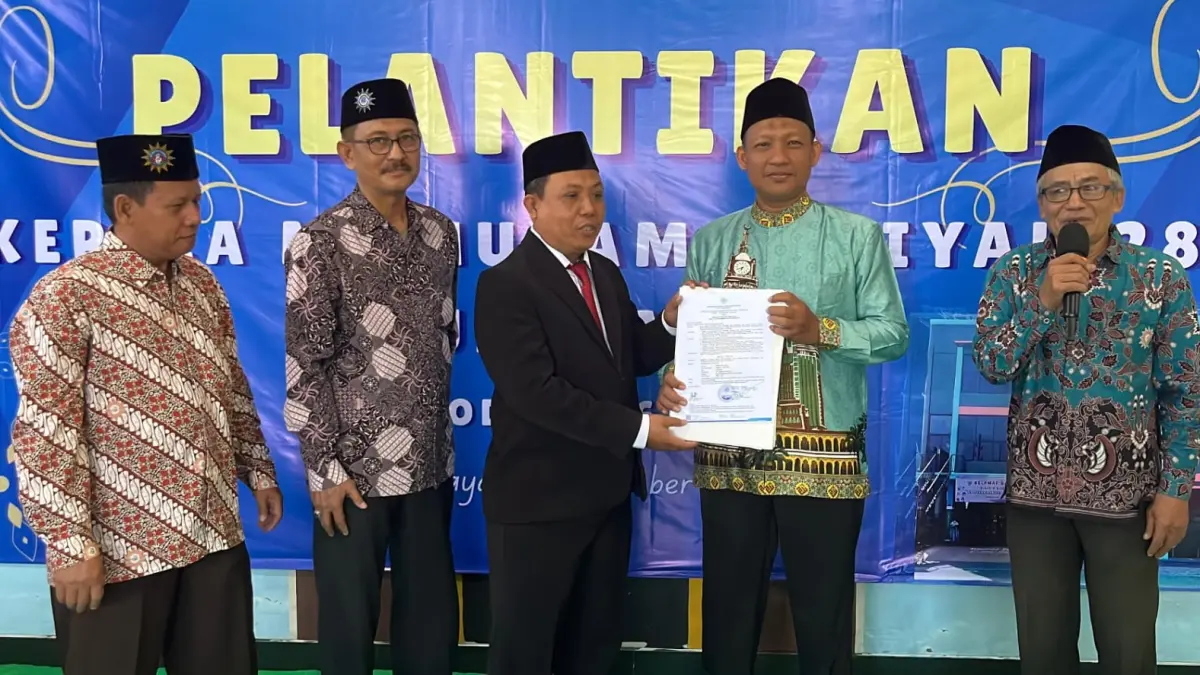 KEMBALI DIPERCAYA: Ustadz Rohim, S.H.I., M.Pd. (tengah) menerima amanah untuk melanjutkan kepemimpinan MI Muhammadiyah 28 Surabaya periode 2026–2030.(IST/RADAR SURABAYA)