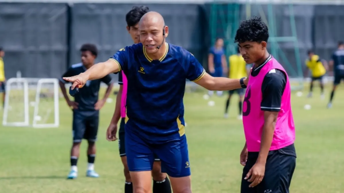 Nova Arianto memberikan instruksi kepada pemain Persebaya Future Lab sebagai bagian dari materi kursus kepelatihan lisensi AFC Pro. (Persebaya)