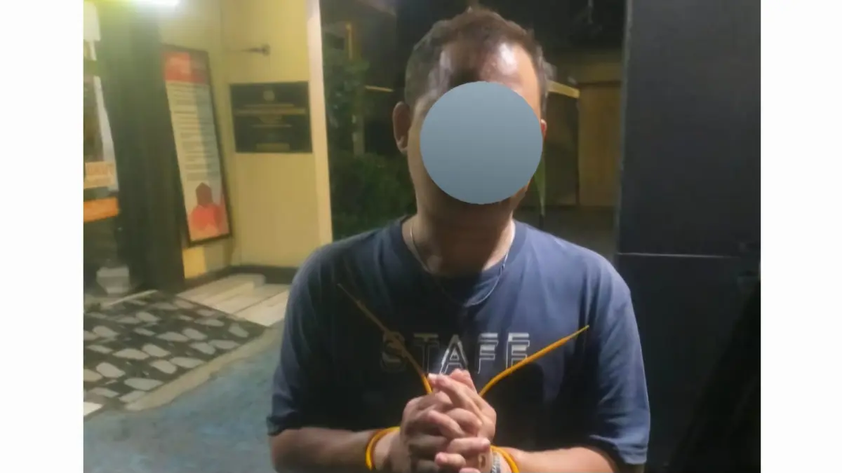 DIAMANKAN : Terduga pelaku P saat diamankan di Mapolsek Rungkut. Karyawan pabrik roti dugaan melakukan pelecehan seksual terhadap anak.(IST/RADAR SURABAYA)