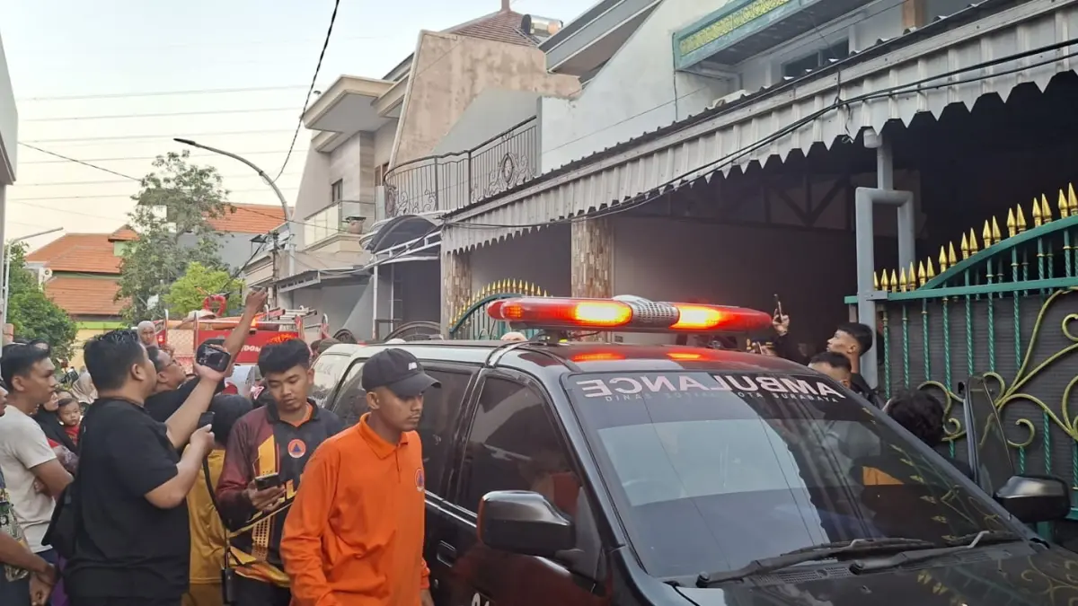EVAKUASI: Petugas saat mengevakuasi jenazah korban kakak beradik yang meninggal usai terjebak di dalam kamar rumahnya di Jalan Simorejo, Surabaya, saat kebakaran. (MAHRUS/RADAR SURABAYA)