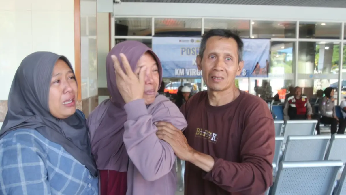 LEGA: Ela Nur Atika bersama keluarganya saat mencari informasi terkait korban Kapal Virgo Transport 8 di GSN Pelabuhan Tanjung Perak, Surabaya. (ABDULLAH MUNIR/RADAR SURABAYA)