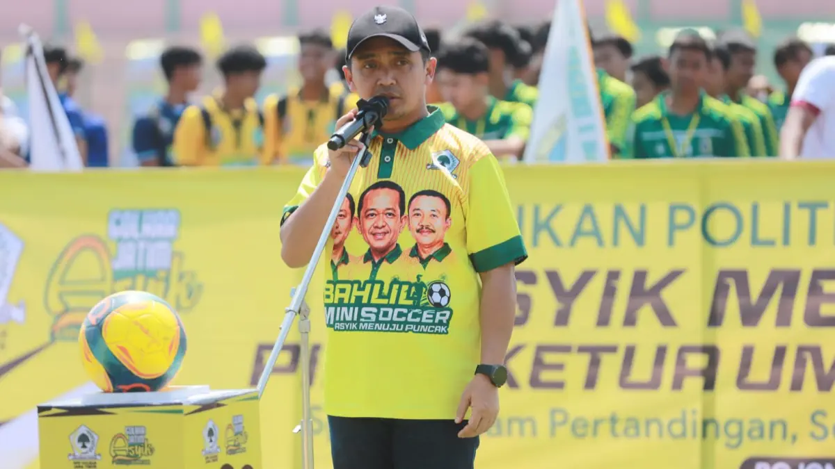 PEMBINAAN: Ketua Harian DPD Partai Golkar Jatim Adi Wibowo resmi membuka Turnamen Bahlil Minisoccer Asyik Menuju Puncak Zona 5 Bojonegoro, Tuban, Lamongan di Stadion Letjend Soedirman (SLS) Bojonegoro, Senin (14/9). Empat tim dari tiga kabupaten mengirimkan wakil di babak semi final yang berlangsung, Selasa (15/9). (Andika Feriawan/RDR.BJN)