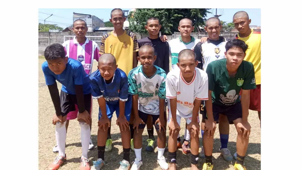 MATANGKAN: Para pemain SMK Islam Al-Amal Surabaya usai menjalani latihan jelang Turnamen Bahlil Mini Soccer Zona 7.