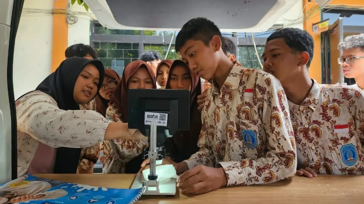 Para siswa mengamati partikel mikroplastik melalui mikroskop. (Rahmat Sudrajat)