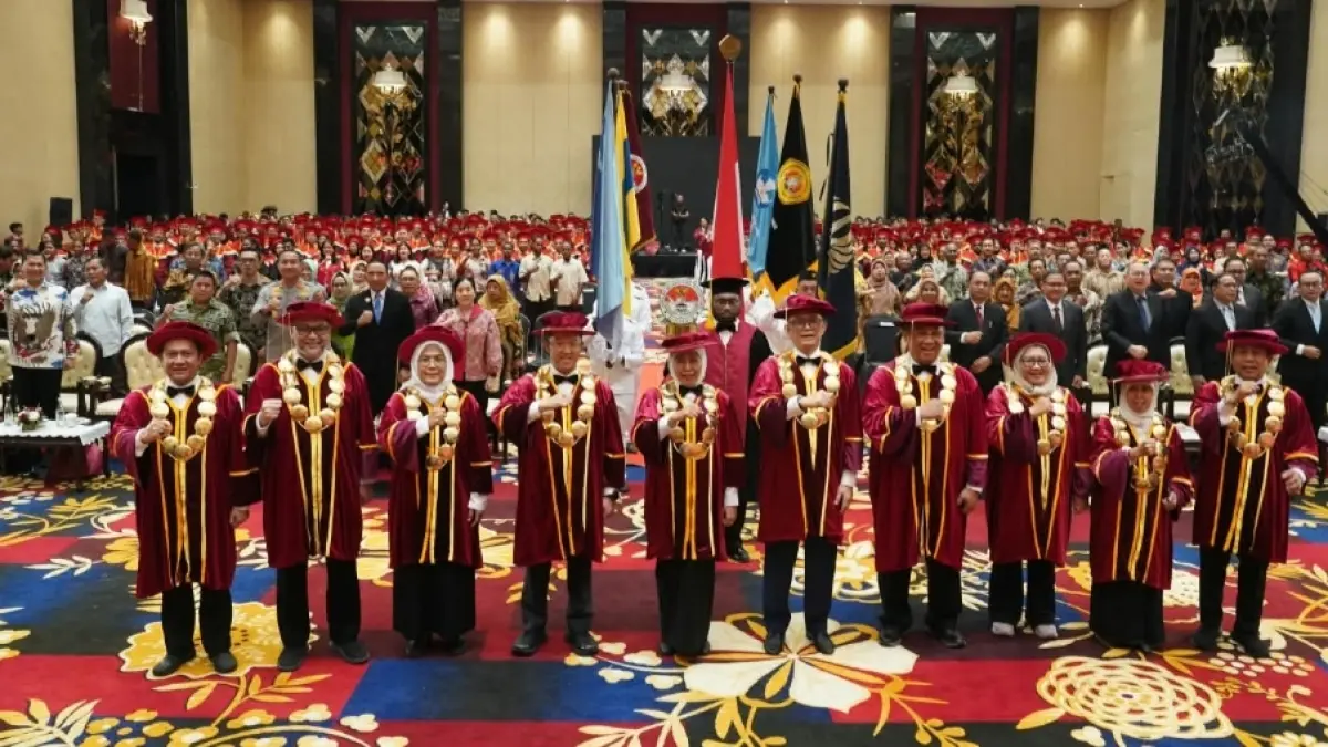 Pengukuhan Mahasiswa Angkatan V sekaligus Wisuda Pertama Mahasiswa Penerima Beasiswa di Asrama Mahasiswa Nusantara (AMN) Surabaya. (Rahmat Sudrajat/Radar Surabaya)