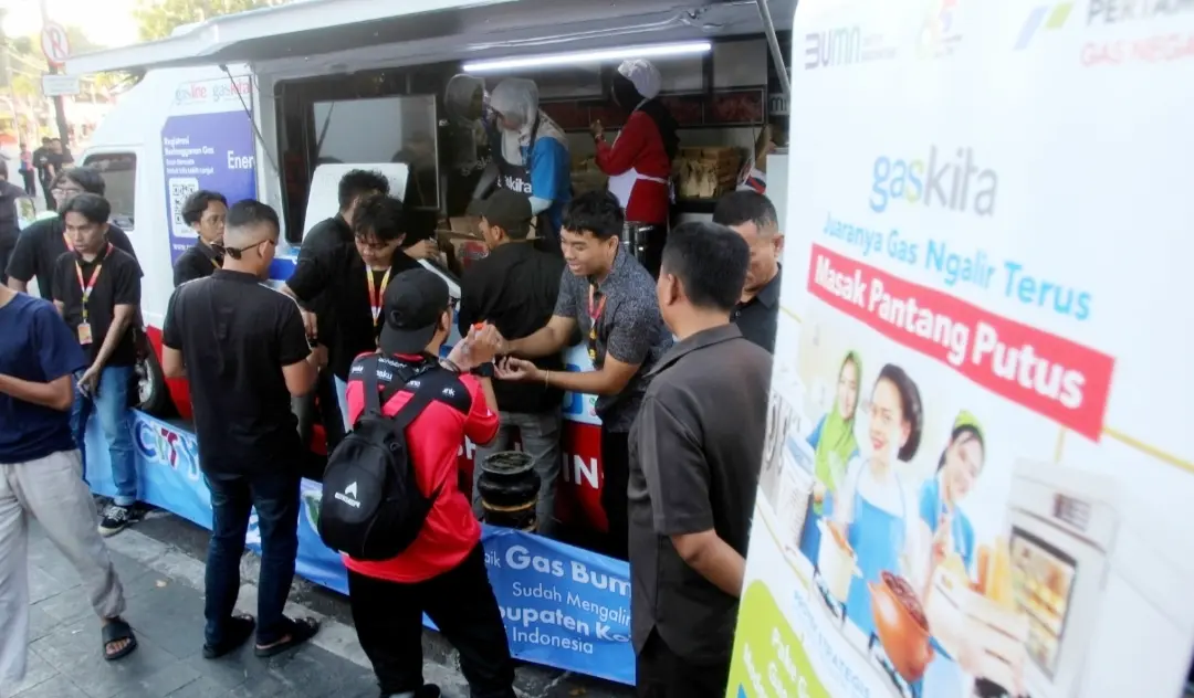 Pengunjung antre menukarkan tiket dengan makanan dan minuman di truk City Gas Tour 2026. (PGN)