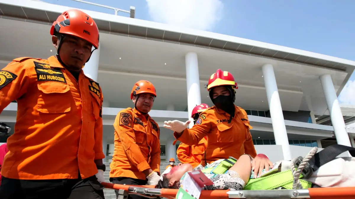 Petugas BPBD melakukan simulasi penanggulangan bencana di Surabaya. (IST)