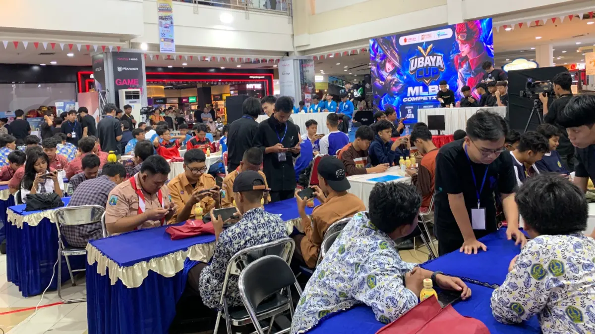 SEMARAK: Peserta saat mengikuti UBAYA Cup 2026 di Maspion Square, Surabaya. (UBAYA/RADAR SURABAYA)