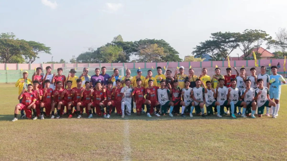 SPORTIFITAS: Bendara DPD Partai Golkar Jatim Eko Wahyudi (tengah atas) berfoto bersama jajaran DPD Partai Golkar Jatim dan DPD Partai Golkar tiga kabupaten jelang laga final di Stadion Letjend Soedirman (SLS), Selasa (15/8). Hasilnya SMAN 3 Bojonegoro berhasil meriah juara pertama dalam Turnamen Bahlil Minisoccer Asyik Menuju Puncak Zona 5 Bojonegoro, Tuban, dan Lamongan. Andika (Feriawan/RDR.BJN)