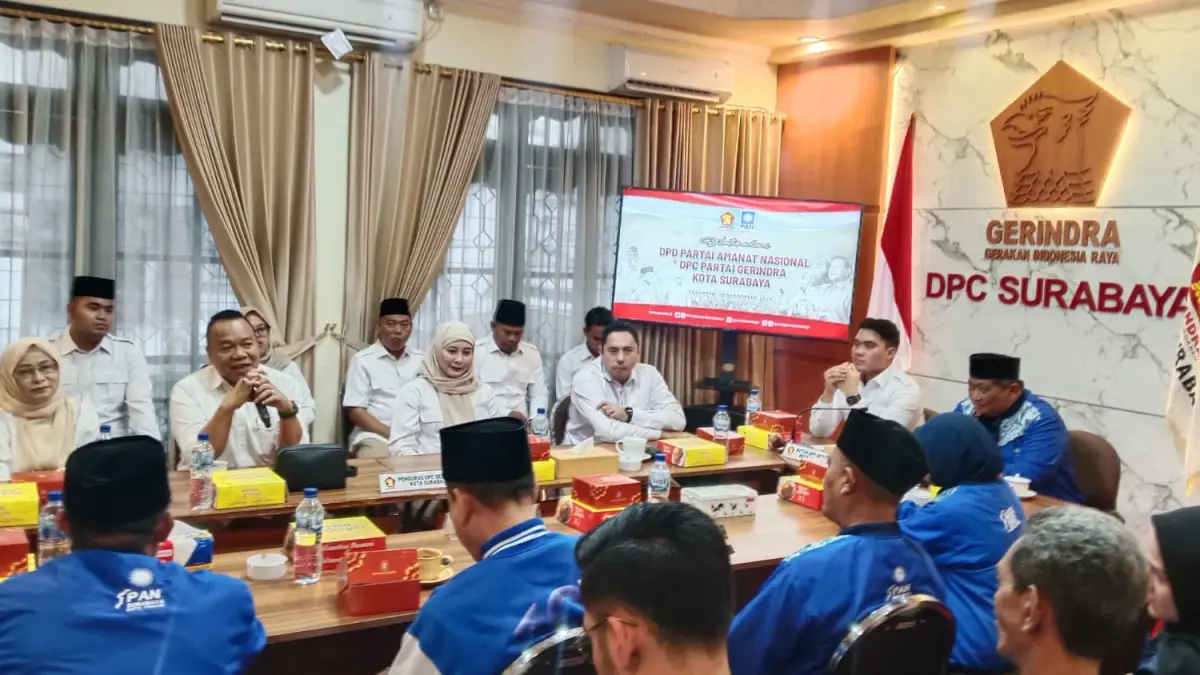 KOORDINASI: Pengurus PAN Surabaya saat silaturahmi dengan keluarga besar DPC Partai Gerindra Surabaya. (IST/RADAR SURABAYA)