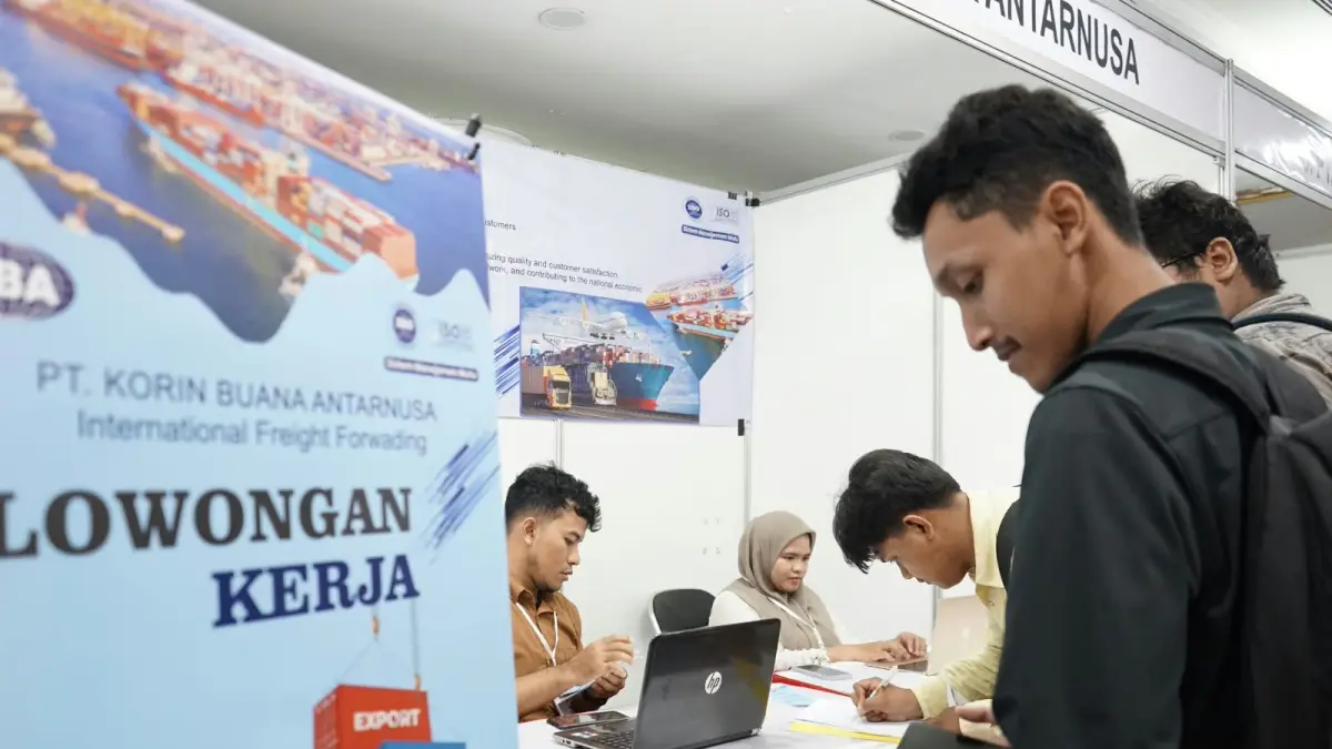Sejumlah anak muda mencari informasi lowongan kerja di Surabaya. (IST)