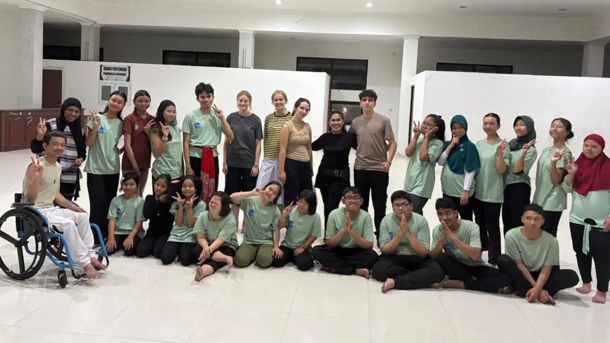 Sejumlah pelajar asing mengikuti pelatihan tari tradisional di MJE Surabaya. (IST)