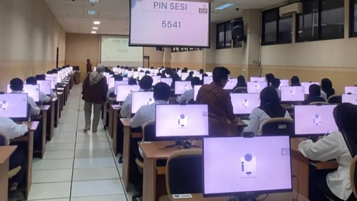 Seleksi PPIH yang digelar Kemenhaj Jatim di Surabaya menggunakan ujian berbasis sistem computer assisted test (CAT) untuk memastikan penilaian berdasarkan kemampuan peserta. (Rahmat Sudrajat/Radar Surabaya)