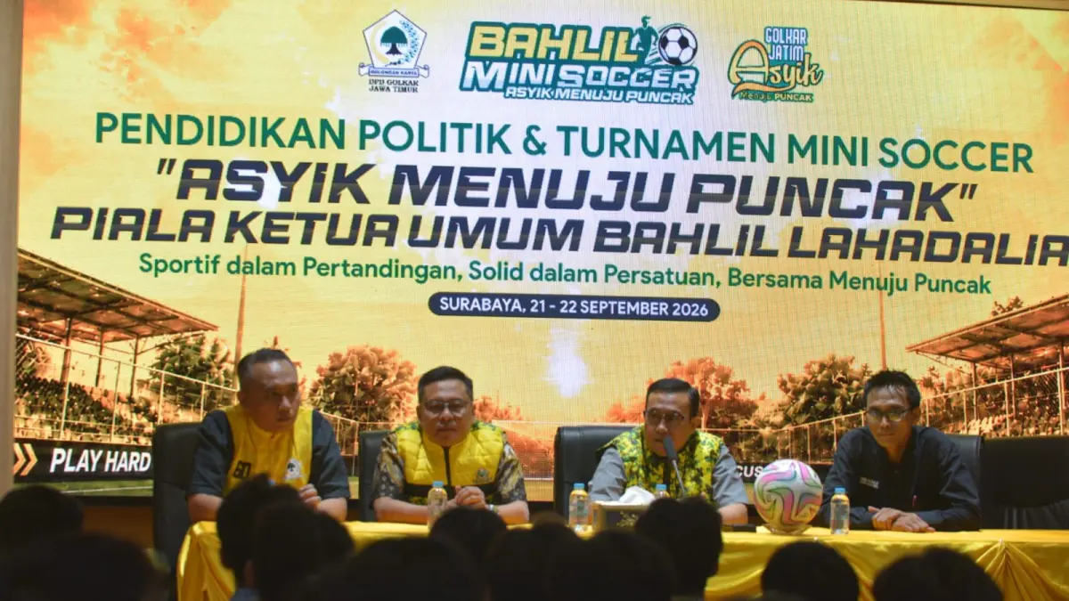 PERSIAPAN PEMBUKAAN: Sekretaris DPD Golkar Jatim Blegur Prijanggono (dua dari kanan) membuka technical meeting Bahlil Mini Soccer Asyik Menuju Puncak Zona 7 Surabaya di kantor DPD Golkar Jatim. Peserta diminta menjaga sportivitas dan persatuan Gen Z.