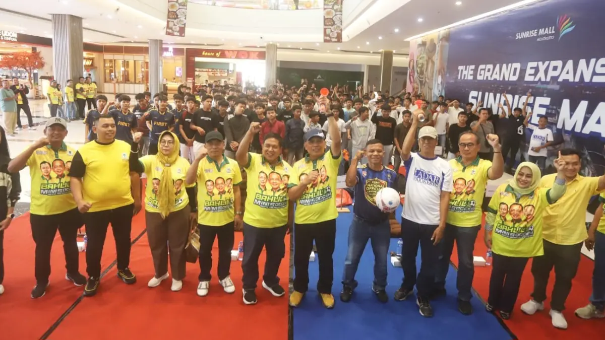 MENUJU PUNCAK: Anggota DPRD Jatim dari Fraksi Partai Golkar Sumardi, Direktur Jawa Pos Radar Mojokerto M. Nur Kholis, dan pimpinan DPD PG dari tiga daerah bersama tim peserta Turnamen Bahlil Mini Soccer Asyik Menuju Puncak dalam seremoni kickoff di Sunrise Mall Mojokerto, Sabtu (12/9).