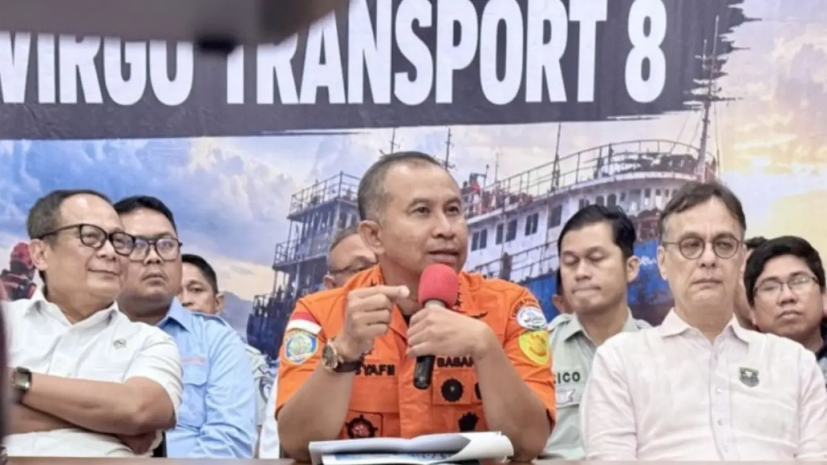Kepala Basarnas Mohammad Syafii (tengah) memberikan keterangan dalam konferensi pers perkembangan operasi SAR hari ketiga kecelakaan Kapal Virgo Transport 8, di Pelabuhan Trisakti, Banjarmasin, Kalimantan Selatan, Selasa (15/9) malam. (ANTARA/Tumpal Andani Aritonang)