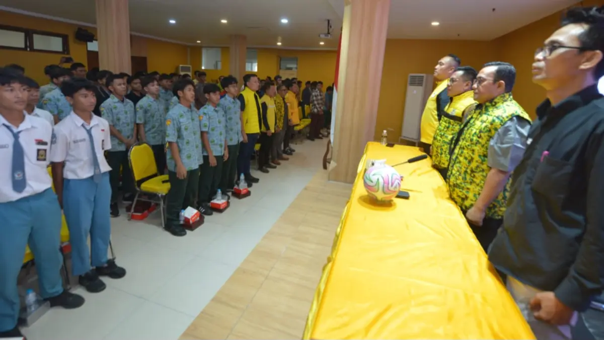 PERCAYA DIRI: Peserta Turnamen Bahlil Mini Soccer Asyik Menuju Puncak Zona 7 Surabaya saat mengikuti technical meeting di kantor Golkar DPD Jatim Surabaya. (ANDY SATRIA/RADAR SURABAYA)