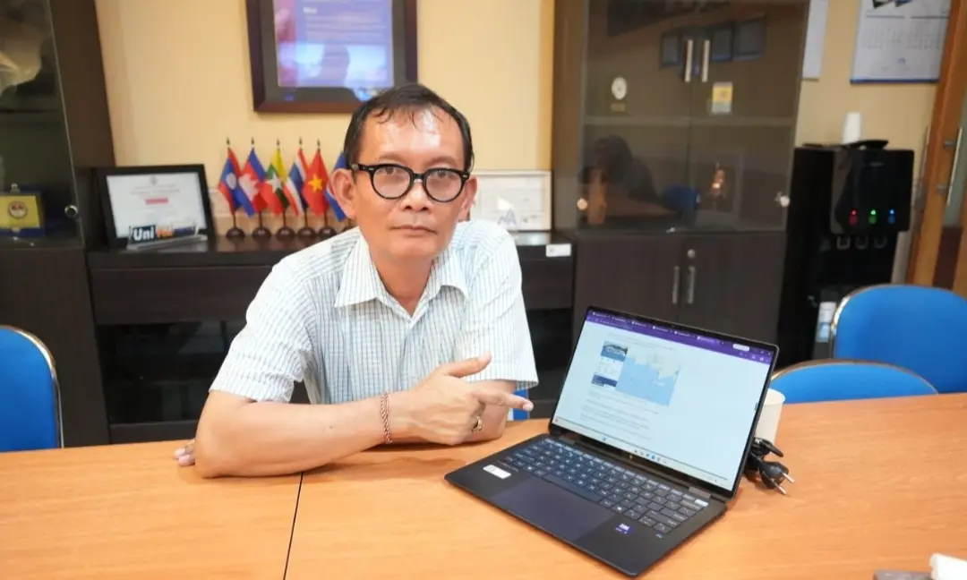 Prof. Ir. I Ketut Aria Pria Utama dari Departemen Teknik Perkapalan ITS menjelaskan kemungkinan faktor yang memicu terbaliknya KM Virgo Transport 8.(Rahmat Sudrajat/Radar Surabaya)