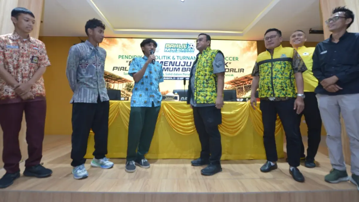 SEMANGAT: Sekretaris DPD Golkar Jawa Timur Blegur Prijanggono (tiga dari kanan) bersama perwakilan pelajar peserta Bahlil Mini Soccer dari Zona 7 Surabaya. (ANDY SATRIA/RADAR SURABAY)