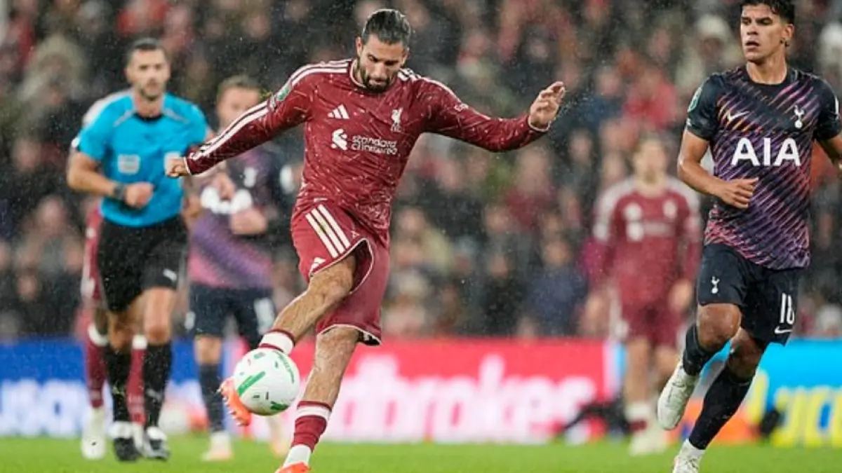 Tendangan spektakuler Dominik Szoboszlai menutuo kemenangan Liverpool atas Tottenham Hotspur. (Dailymail)