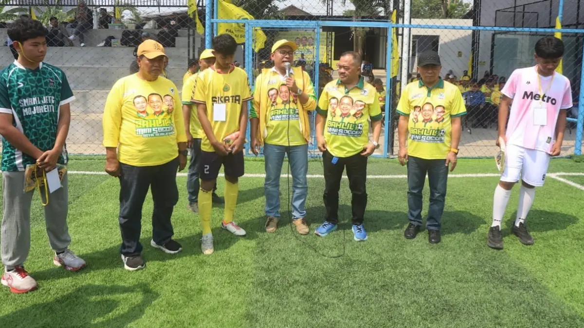MOTIVASI DAN PENDIDIKAN POLITIK: Wakil Ketua DPD Partai Golkar Jatim Arif Fathoni menyampaikan sambutan sekaligus membuka Turnamen Bahlil Mini Soccer Asyik Menuju Puncak Zona 6, di Asri Sport Centre, Ngoro, Mojokerto, kemarin (17/9). (SOFAN KURNIAWAN/RADAR MOJOKERTO)