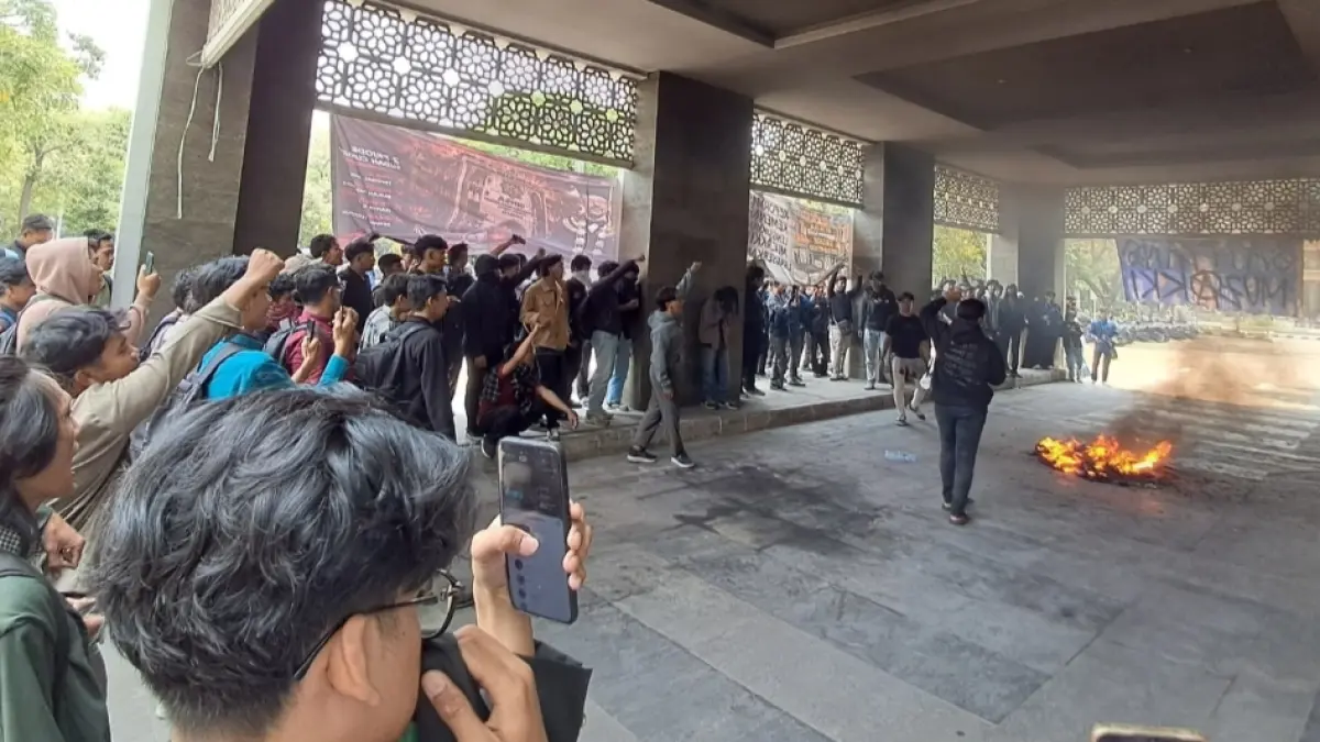 Aksi mahasiswa UINSA Surabaya menuntut rektor mundur dari jabatannya. (Dimas Mahendra/Radar Surabaya)