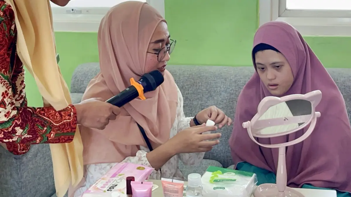 BERMANFAAT: Program Studi Pendidikan Khusus (PKH), Fakultas Ilmu Pendidikan (FIP), Universitas Negeri Surabaya (Unesa) menggelar pelatihan kepada guru untuk keterampilan bina diri tata rias dasar.