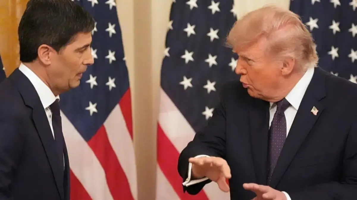 Donald Trump dan Kevin Warsh usai pelantikan Warsh jadi pimpinan The Fed pada 22 Mei 2026 lalu. (Euronews.com)