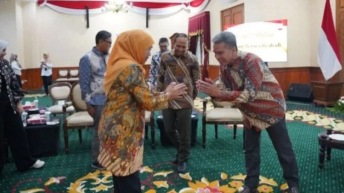 Gubernur Jawa Timur Khofifah Indar Parawansa saat menerima audiensi jajaran Komisaris dan Direksi PT SIER di Gedung Negara Grahadi, Surabaya. (PT SIER)