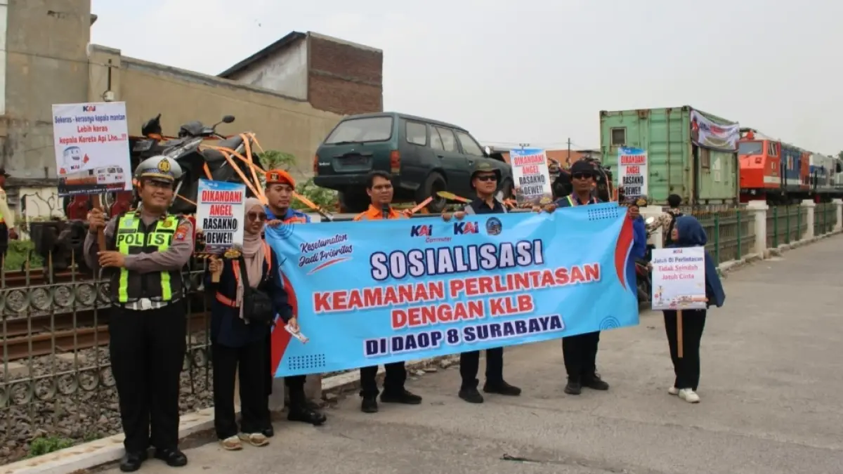 Kereta Api Luar Biasa (KLB) melintas dengan membawa kendaraan bekas kecelakaan sebagai bagian dari kampanye keselamatan di perlintasan sebidang. (Humas)