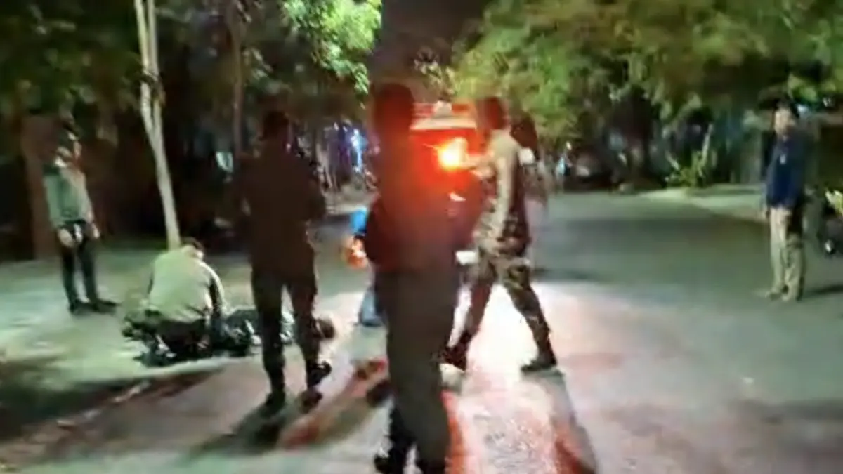 MISTERIUS: Korban pembacokan di Jalan Teuku Umar, Surabaya, saat ditolong petugas. Pelaku diduga tiga orang.(IST/RADAR SURABAYA)