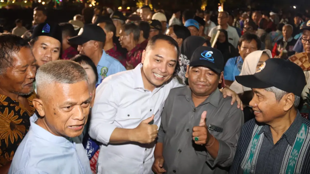 SEMANGAT: Wali Kota Surabaya Eri Cahyadi bertemu warga saat launching Lomba Kampung Pancasila. (ANDY SATRIA/RADAR SURABAYA)
